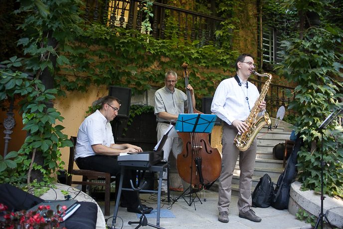 Jazz in the Shade trió – Esküvő az Építész pince étterem udvarán, Budapest, 2018. augusztus