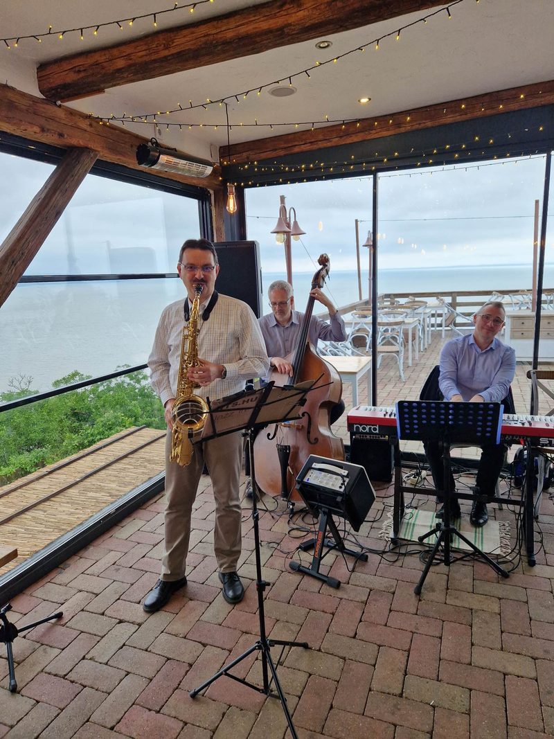 Jazz in the Shade trió – Esküvő a tihanyi Echo étteremben, Tihany, 2023. május